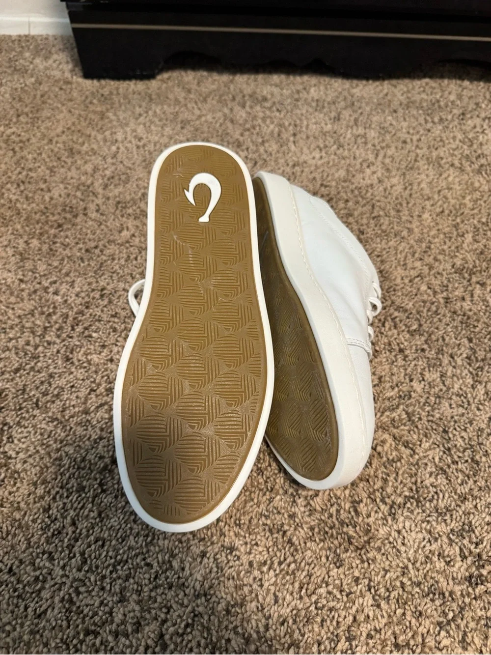 OluKai Men's White Low-Top Lace-Up Sneakers
